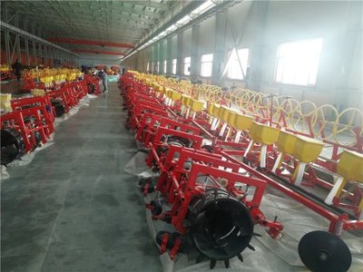 阿克苏地委领导深入钵施然采棉机厂调研 为农业机械复工复产注入强劲动力